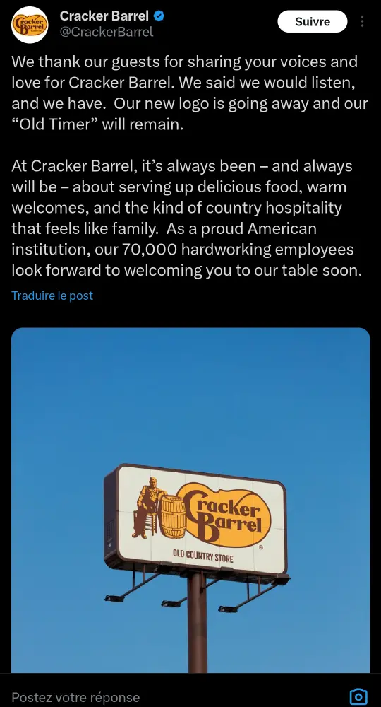 Capture d'écran d'un tweet officiel de Cracker Barrel annonçant le retour de son ancien logo. Le texte en anglais déclare : "Nous avons écouté... Notre nouveau logo disparaît et notre 'Old Timer' restera." L'image ci-dessous montre un panneau d'affichage avec le logo classique de Cracker Barrel : un homme assis près d'un tonneau, avec le texte "Cracker Barrel Old Country Store".